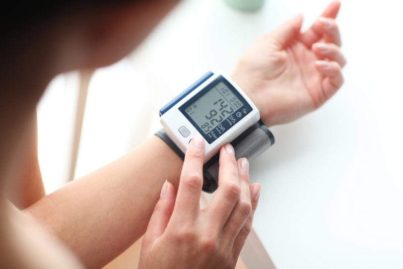 Chọn máy đo huyết áp Omron cổ tay hay bắp tay?